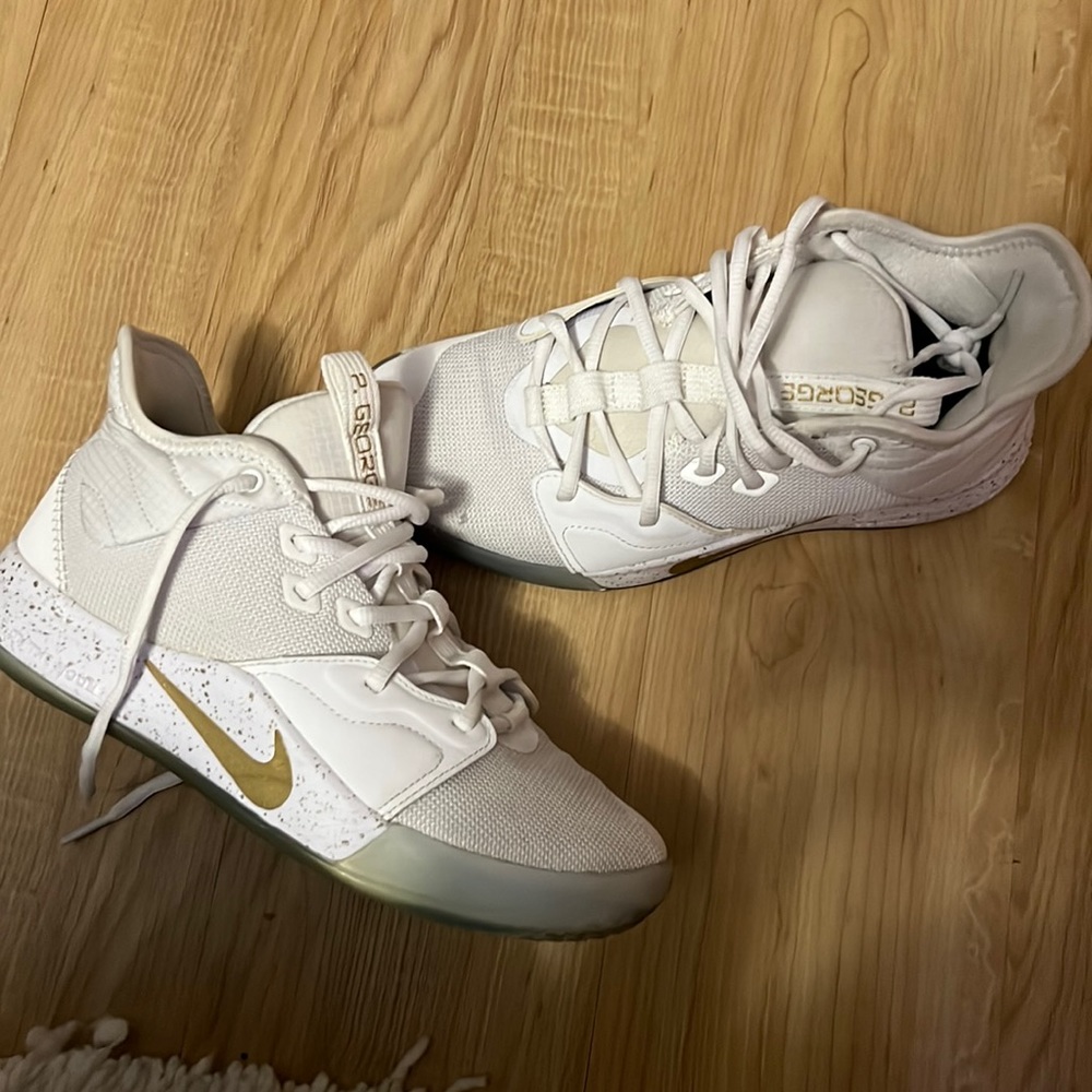 Well kept Nike sneaker men 7 woman’s 8 white
